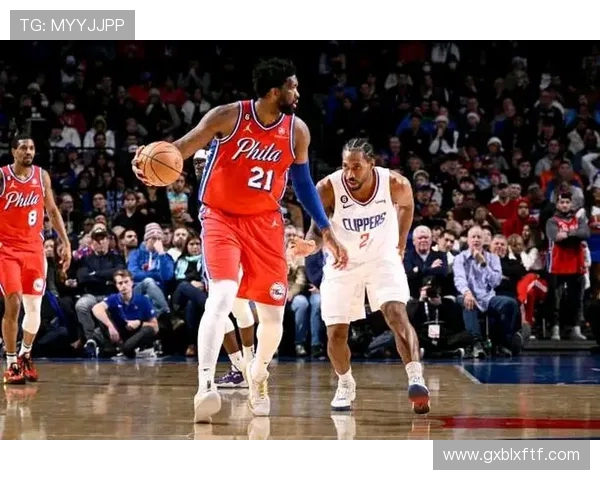 乔尔恩比德如何在NBA赛场上展现统治力与领导才能的传奇之路